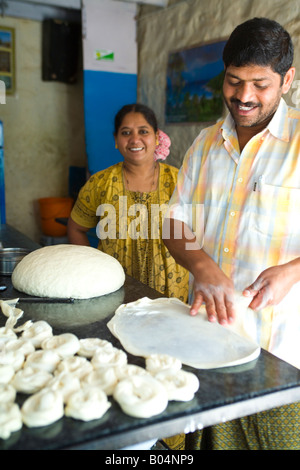 Parathas Kerala nel rendere : Cuoco in Thattukada (squallido lato strada ristorante) tratti impasto in strati sottili. Munnar Kerala Foto Stock