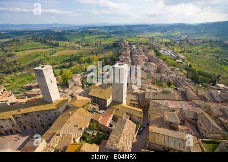 Tetti visto dalla Torre Grossa (Torre) nel centro storico di San Gimignano, un sito Patrimonio Mondiale dell'UNESCO Foto Stock