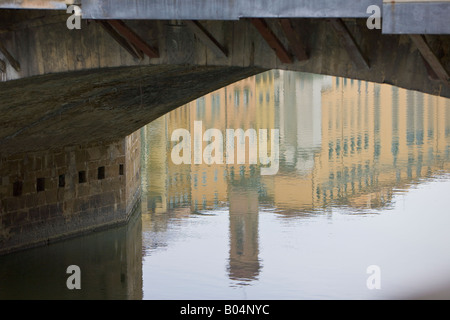 Riflessioni sul fiume Arno al di sotto del Ponte Vecchio (ponte), la città di Firenze, un sito Patrimonio Mondiale dell'UNESCO Foto Stock