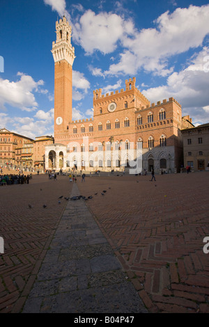 Palazzo Pubblico (Municipio) e la Torre del Mangia (torre) in Piazza del Campo, un sito Patrimonio Mondiale dell'UNESCO nella città di Siena Foto Stock