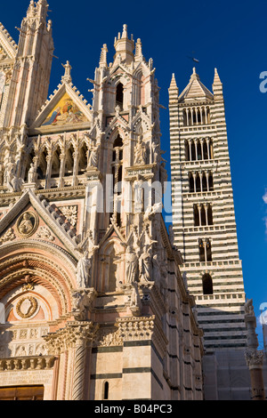 Facciata del Duomo di Siena (cattedrale) e il suo campanile nel centro storico della città di Siena Foto Stock