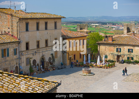 Piazza Roma visto dalle mura che circondano la città di Monteriggioni, in provincia di Siena, Regione Toscana, Italia, Europa. Foto Stock