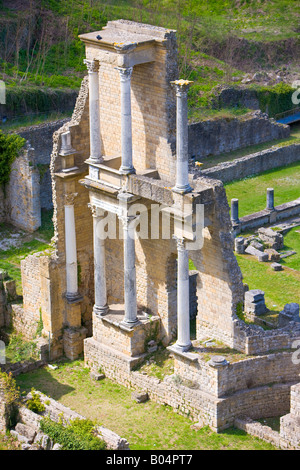 Le rovine di un antico teatro romano (Teatro Romano risalente al I secolo A.C. nella città di Volterra Foto Stock