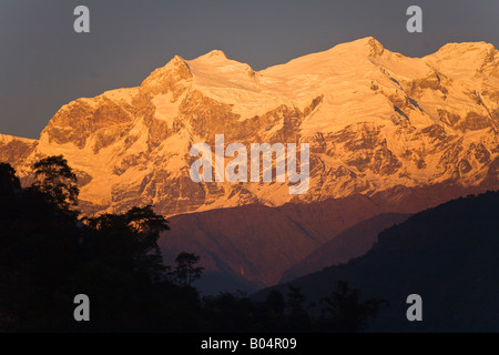 Tramonto sul picco MANASLU 8163 metri come visto da vicino Jagat nel circuito di ANNAPURNA NEPAL Foto Stock