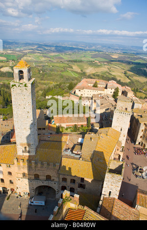 Il Palazzo Vecchio del Podestà in Piazza del Duomo e sui tetti di Firenze visto dalla Torre Grossa nel centro storico della città vecchia Foto Stock