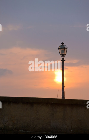 Tramonto sul Ponte alla Carraia (ponte) che attraversa il fiume Arno nella città di Firenze, un sito Patrimonio Mondiale dell'UNESCO Foto Stock