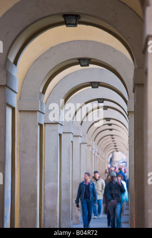 Archi sotto il Corridoio Vasariano vicino Ponte Vecchio nella città di Firenze, un sito Patrimonio Mondiale dell'UNESCO Foto Stock