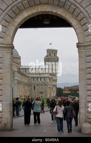 La Torre Pendente di Pisa e il Duomo (Cattedrale) vista dall'ingresso archway della Piazza del Duomo (Campo dei Miracoli) Foto Stock