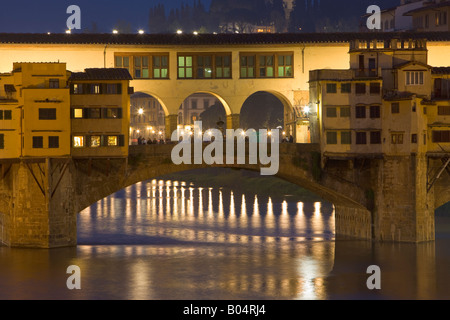 Crepuscolo sopra il Ponte Vecchio (bridge - costruito nel 1345) che attraversa il fiume Arno nella città di Firenze, Patrimonio Mondiale dell UNESCO Foto Stock