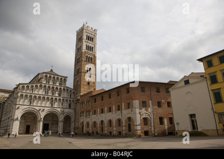 La facciata della Cattedrale di St Martin - il Duomo di Lucca e il suo campanile (campanile) in Piazza San Martino, città di Lucca Foto Stock