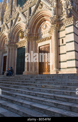 Ingresso alla Siena Duomo nel centro storico della città di Siena, un sito Patrimonio Mondiale dell'UNESCO Foto Stock