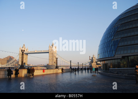 Il Tower Bridge tramonto cielo limpido fiume Tamigi gruppo sindaco Foto Stock