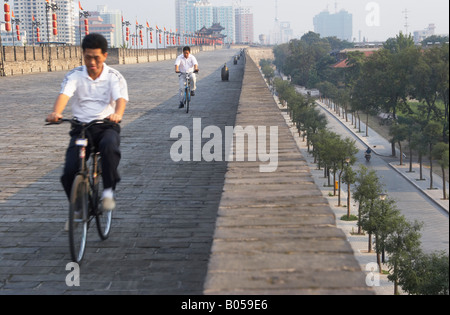 I turisti cinesi in bicicletta lungo le mura, Xian, Cina Foto Stock