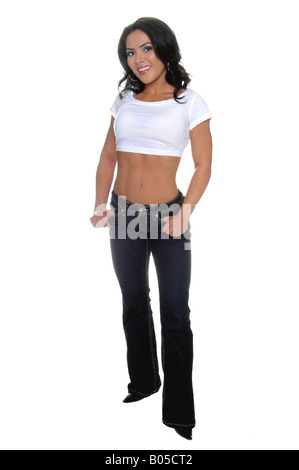 Giovani femmine personal fitness trainer in designer jeans e una metà di t-shirt Foto Stock