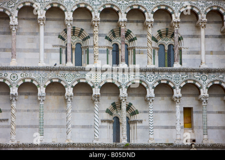 Dettagli della facciata della Cattedrale di St Martin - il Duomo di Lucca e il suo campanile (campanile) in Piazza San Martino Foto Stock