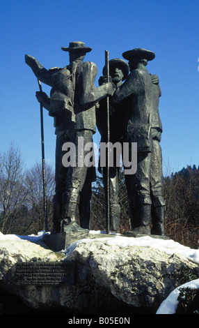 Statua di quattro alpinisti prima di scalare monte Triglav nel 1778 Ribcev Laz Chiesa Foto Stock