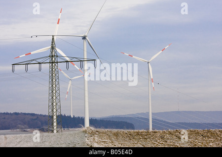 Impianto di generazione eolica con pilone, in Germania, in Renania Palatinato, Eifel Foto Stock
