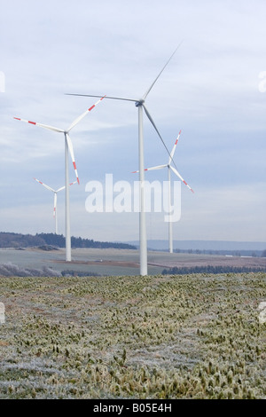 Paesaggio con mulini a vento, in Germania, in Renania Palatinato, Eifel Foto Stock