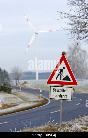 Strada con segno di traffico e mulino a vento, in Germania, in Renania Palatinato, Eifel Foto Stock
