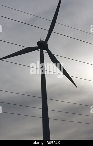 La linea di alimentazione elettrica e di un mulino, in Germania, in Renania Palatinato, Eifel Foto Stock