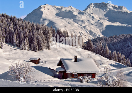 Piccole casette di legno casa di montagna in un bellissimo paesaggio invernale, Svizzera, Alpi Foto Stock