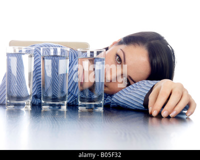 Giovane donna con bicchieri di acqua modello rilasciato Foto Stock