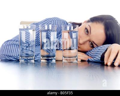 Giovane donna con bicchieri di acqua modello rilasciato Foto Stock