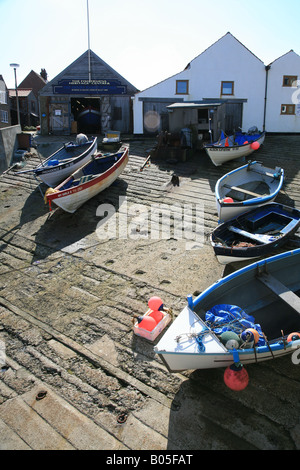 Barche in uno scalo. Sheringham Foto Stock