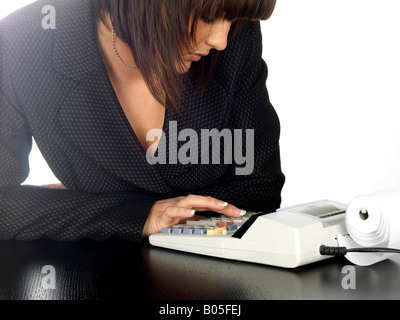 Business donna utilizzando la calcolatrice modello rilasciato Foto Stock