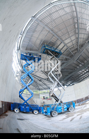 Forbici due piattaforme di sollevamento esteso per lavorare su un grigio tetto in acciaio Foto Stock