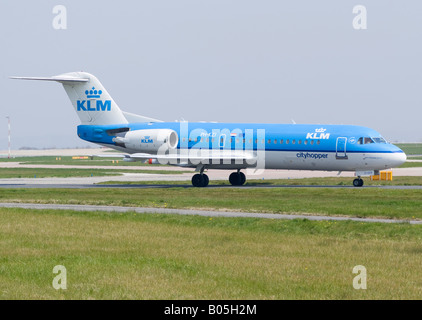 KLM Cityhopper Fokker 70 [F28 Mk070] rullaggio per il decollo a Manchester Ringway Airport England Regno Unito Foto Stock