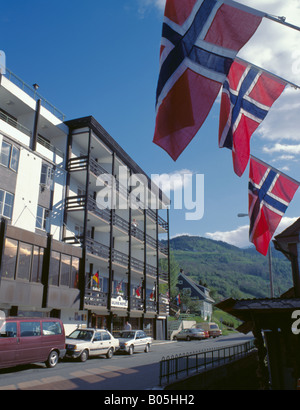 L'hotel Ulvik e bandiere norvegesi, ulvik, hordaland, Norvegia. Foto Stock