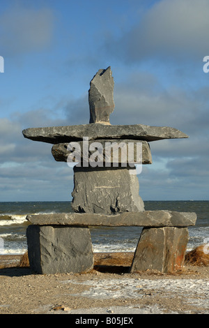 Manitoba Churchill un enorme Inuksuk una pietra fece la figura dalla cultura inuit eretto sulla riva della baia di Hudson Foto Stock