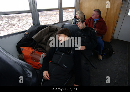 Manitoba Churchill turisti e fotografi il Tundra Buggy esperienza per vedere gli orsi polari Foto Stock