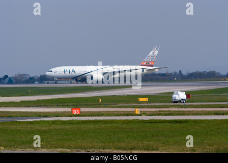 PIA Pakistan International Airlines Boeing 777-240ER in rullaggio a Manchester Ringway Airport England Regno Unito Foto Stock