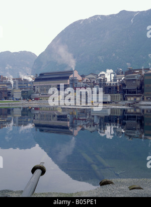 Norzink opere del visto su Sørfjord, un braccio di Hardangerfjord, vicino a Odda, Hordaland, Norvegia. Foto Stock