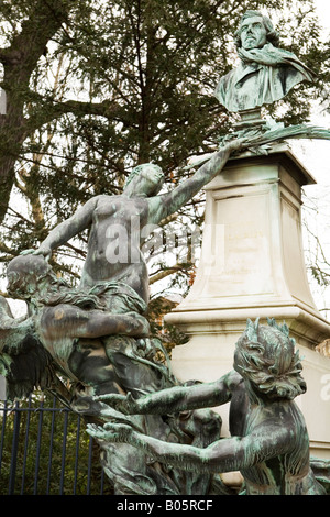 Jules Dalou il monumento al romantico francese pittore Eugène Delacroix, i Giardini di Lussemburgo, Parigi Francia. Foto Stock