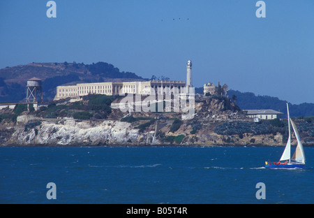 Isola di Alcatraz in prigione con edifici a San Francisco Bay nei pressi di San Francisco California USA Foto Stock