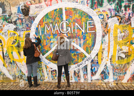 Orizzontale di ampio angolo di turisti la scrittura di un messaggio sulla pace Lennon in parete nel quartiere Lesser 'Mala Strana". Foto Stock