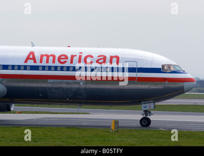 Sezione di naso e pozzetto di American Airlines Boeing 767-300 in rullaggio a Manchester Airport Greater Manchester Inghilterra England Regno Unito Foto Stock