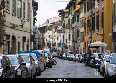 Edifici residenziali lungo Via San Gallo, una tipica scena di strada in Firenze, Italia. Foto Stock