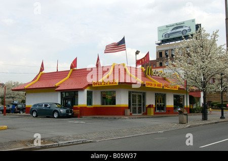 Un McDonald s un ristorante fast food sul Boulevard di Bruckner nel Bronx borough di New York Foto Stock