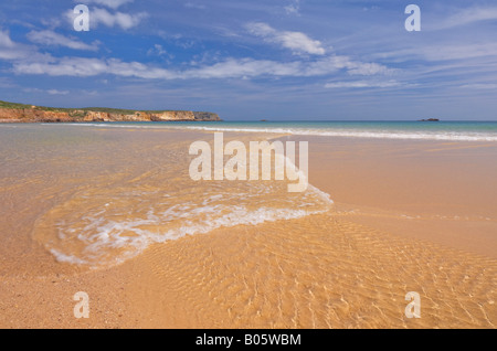 Sabbia dorata e acque limpide della spiaggia di Martinhal Sagres Algarve Portogallo UE Europa Foto Stock