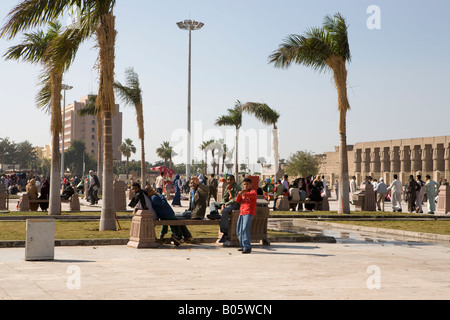 Strada locale scena in Midan El-Haggag dietro il Tempio di Luxor sulla Sharia el-Karnak e Luxor Egitto Foto Stock