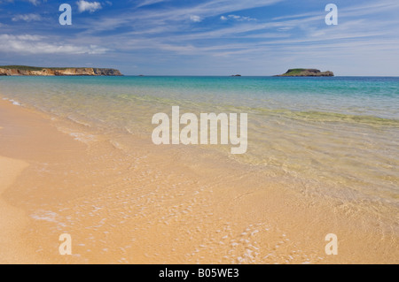 Sabbia dorata e acque limpide della spiaggia di Martinhal Sagres Algarve Portogallo UE Europa Foto Stock