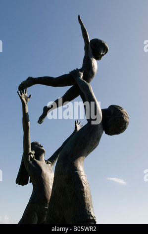 Tresco bambini da David Wynne. Statua di tre bambini che giocano, Tresco Abbey Gardens. Isola di Scilly Foto Stock