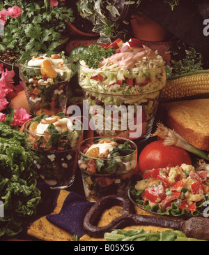 Paese ricette di cucina, slaw stratificato, insalata di spinaci, cornbread, estate festive diffusione picnic Foto Stock