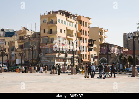 Strada locale scena El-Haggag Midan sulla Sharia el-Karnak e Luxor Egitto Foto Stock