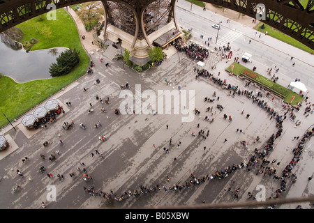 Vista dal primo piano della Torre Eiffel , che mostra la coda di persone in attesa di invio. Parigi, Francia. Foto Stock