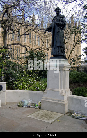 Statua di Emmeline Pankhurst nella torre di Victoria Gardens Foto Stock